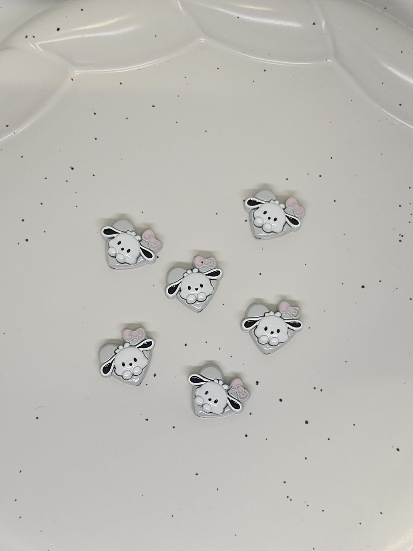 Pocha Gray heart metal bead